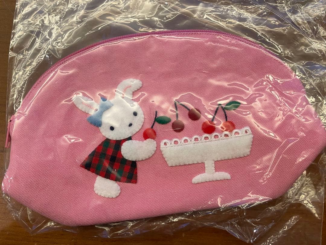 ☆新品タグ付き☆ファミリア　手刺繍　ポーチ　うさぎちゃん　さくらんぼ　ピンク系