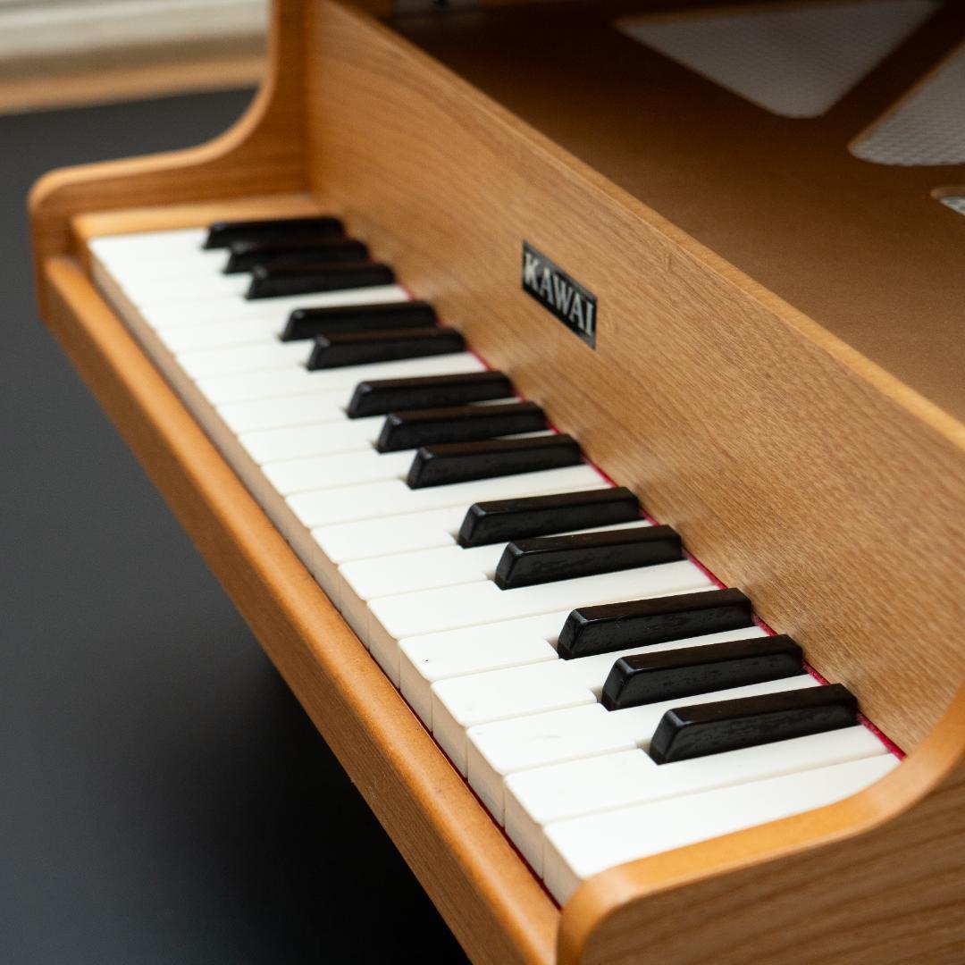 【美品】KAWAI（カワイ）ミニグランドピアノ32鍵 ナチュラル（外箱付）