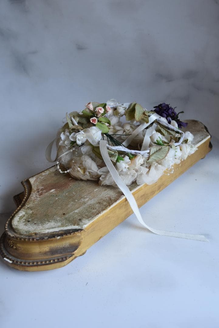 難有フランス19世紀　シャビーシックな金のリボンレリーフのグローブドマリエの台座