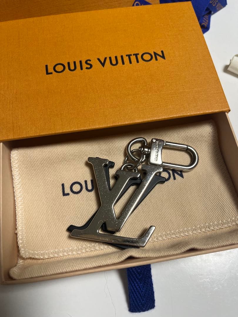 LOUIS VUITTON ロゴキーホルダー