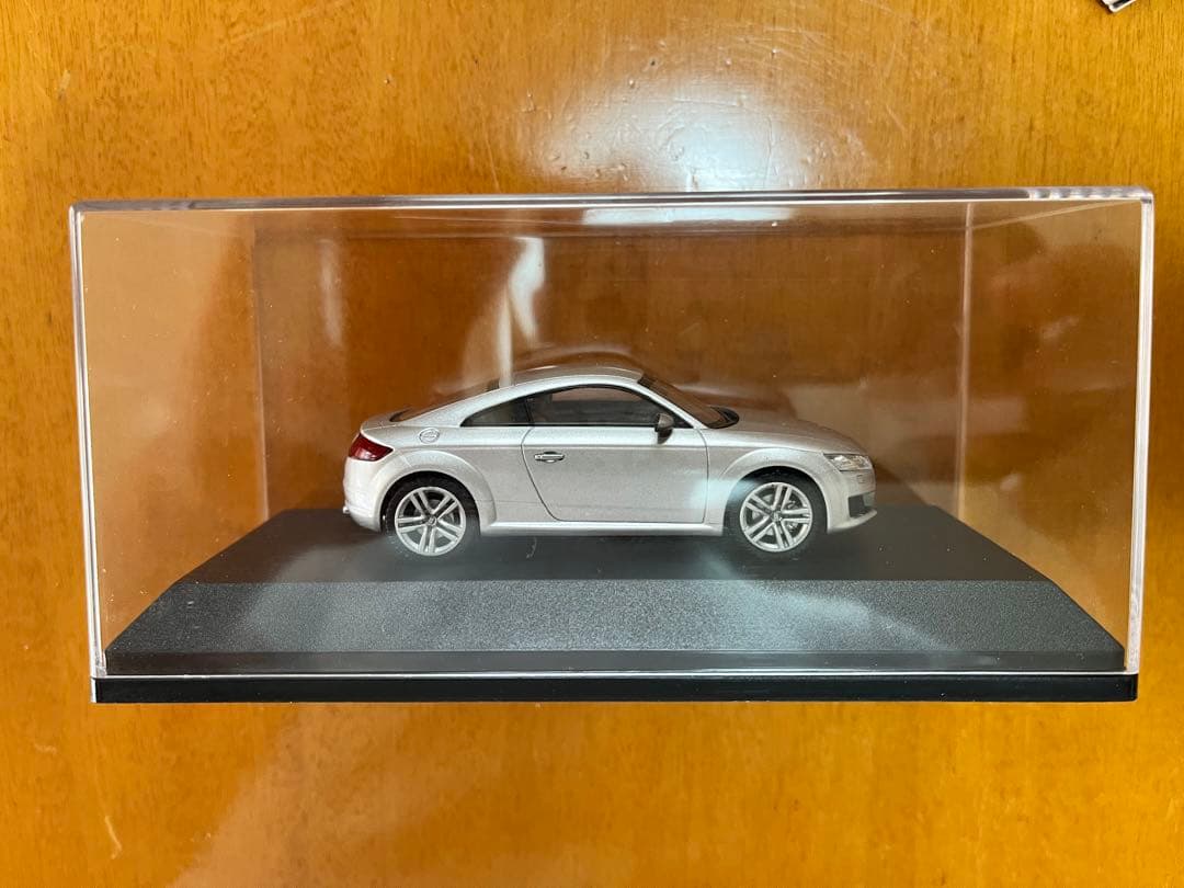 Audi TT Coupé ミニカー 1/43 スケール シルバー