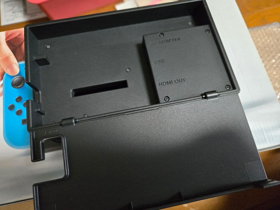 Nintendo Switch 本体・外箱・付属品 (オマケ：持ち運びケース付)