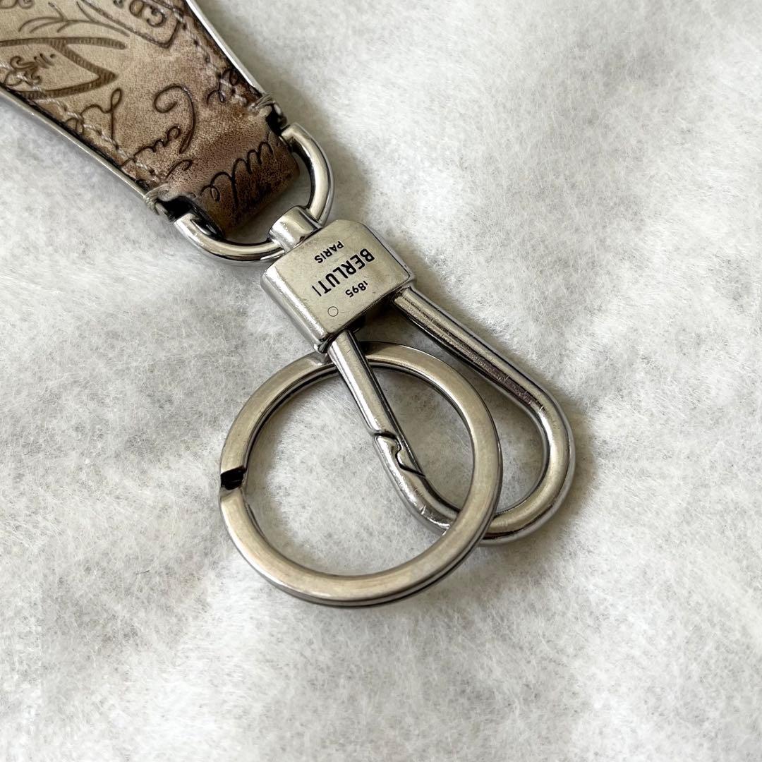 ベルルッティ　シューホーン　キーホルダー　カリグラフィー　レザー　白系　茶色