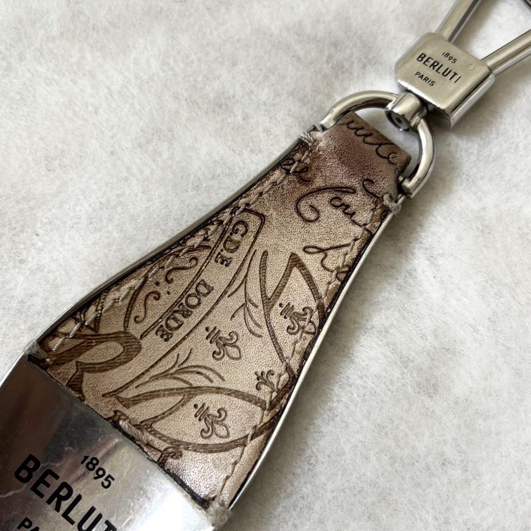 ベルルッティ　シューホーン　キーホルダー　カリグラフィー　レザー　白系　茶色