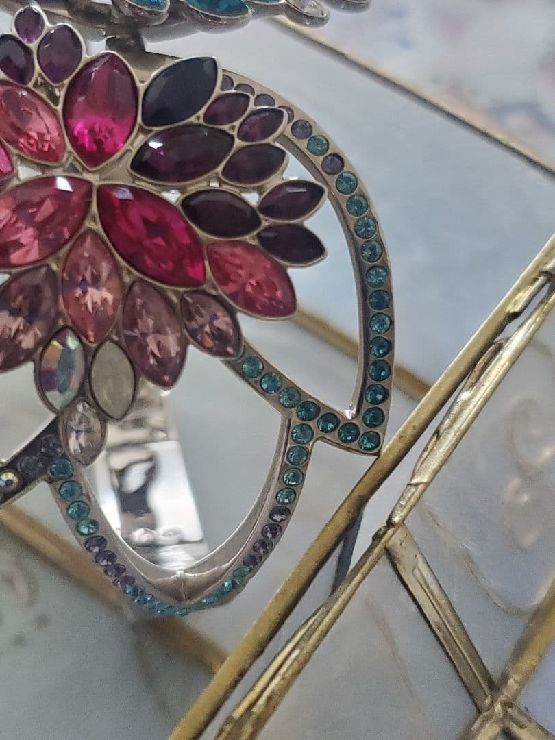 ◯スワロフスキー フラワーモチーフ カラーストーン バングル◯