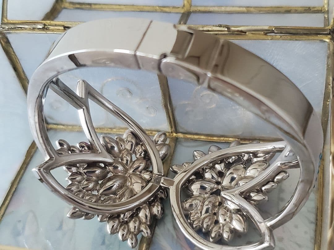 ◯スワロフスキー フラワーモチーフ カラーストーン バングル◯