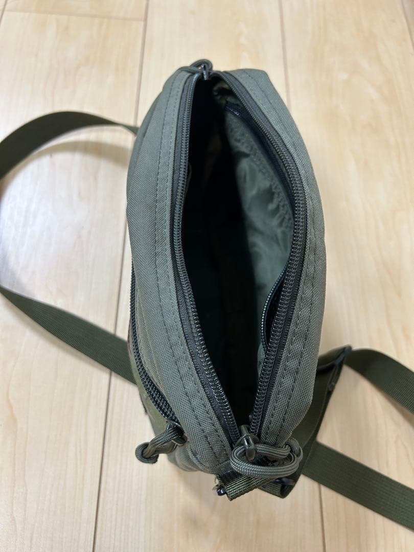 BRIEFING ショルダーバッグ オリーブ