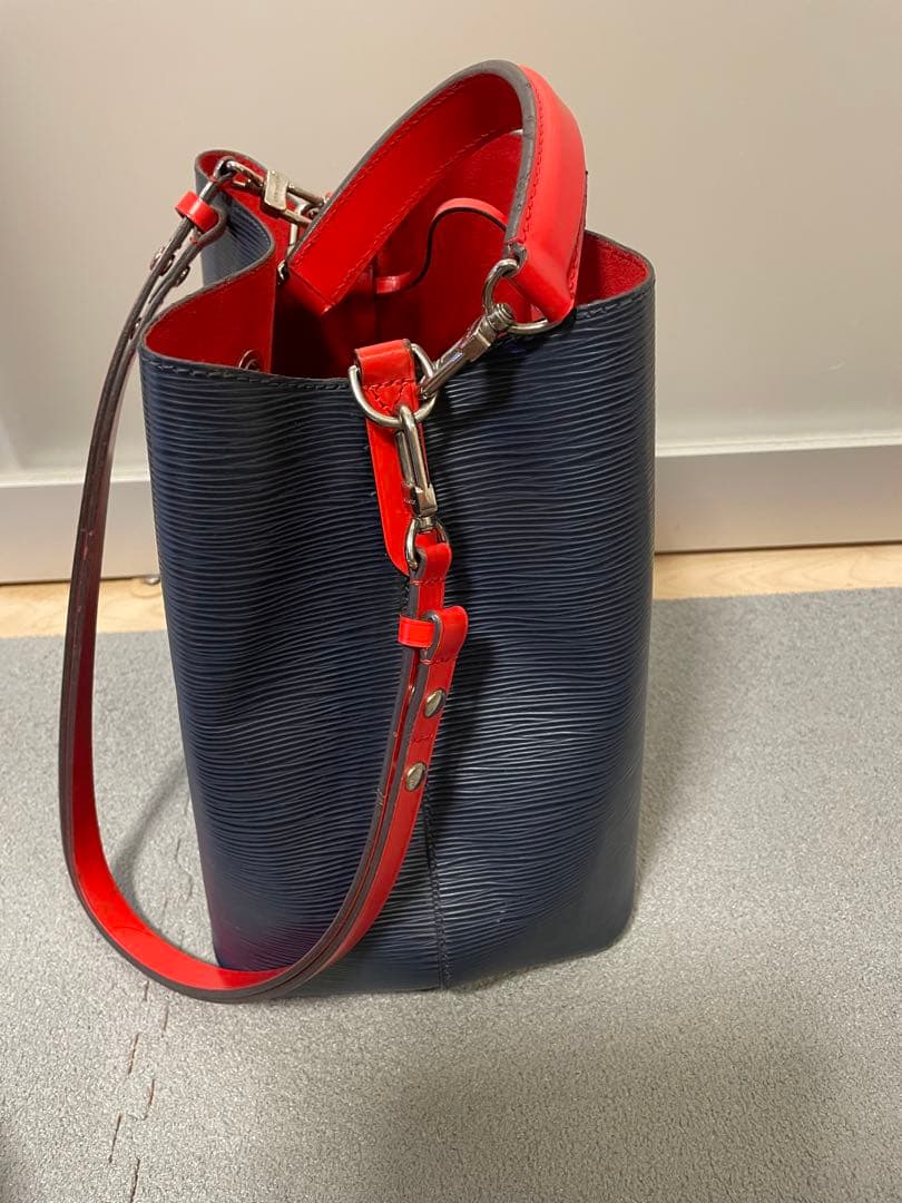 ネイビーとレッドの巾着型バッグ　ルイヴィトン　エピ　美品　ネオノエ