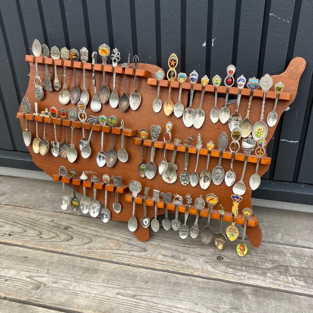 ① ヴィンテージ アメリカ地図型台座付き スーベニアスプーンコレクション 61本