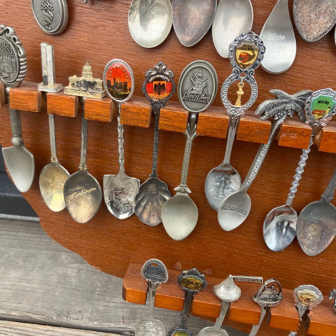 ① ヴィンテージ アメリカ地図型台座付き スーベニアスプーンコレクション 61本