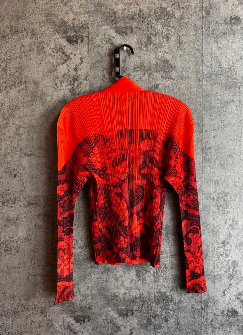 プリーツプリーズ　長袖トップス　花柄