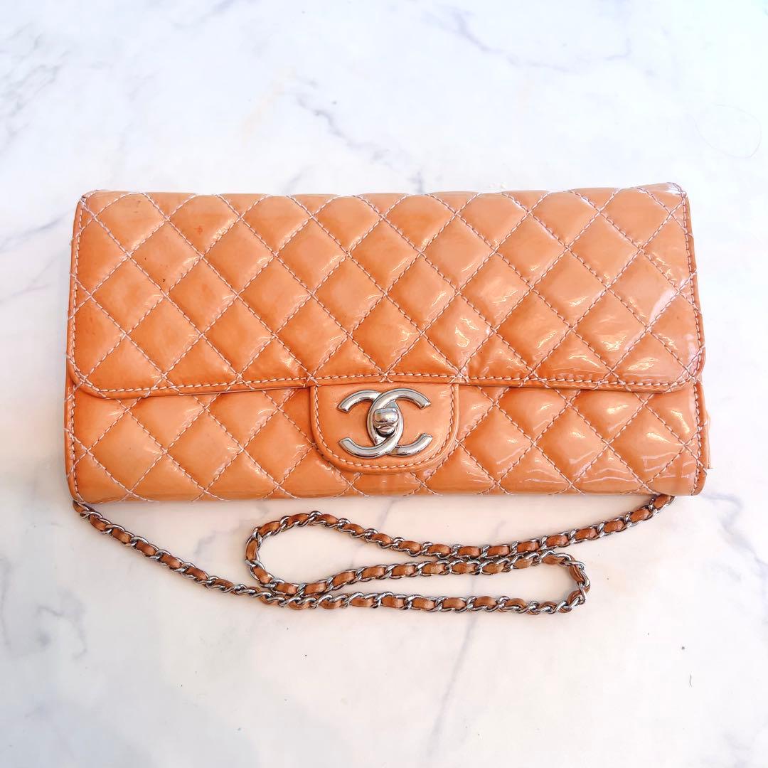 CHANEL ベージュ エナメル クラッチバッグ