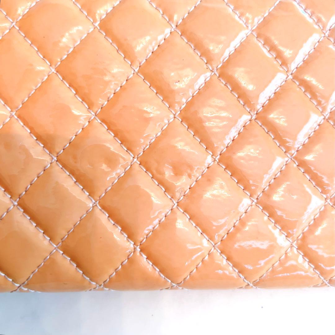 CHANEL ベージュ エナメル クラッチバッグ