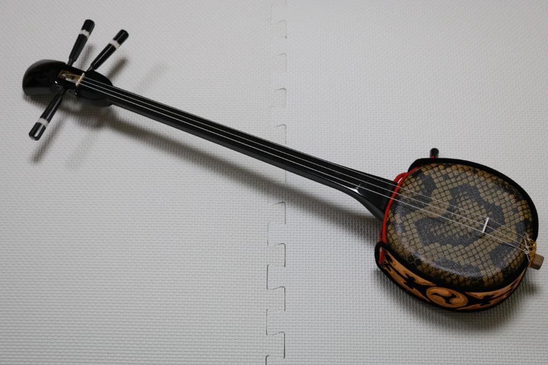 三線 沖縄三線初心者にもやさしいお得なセットＤＶＤ、教本、チューナー他付属品付