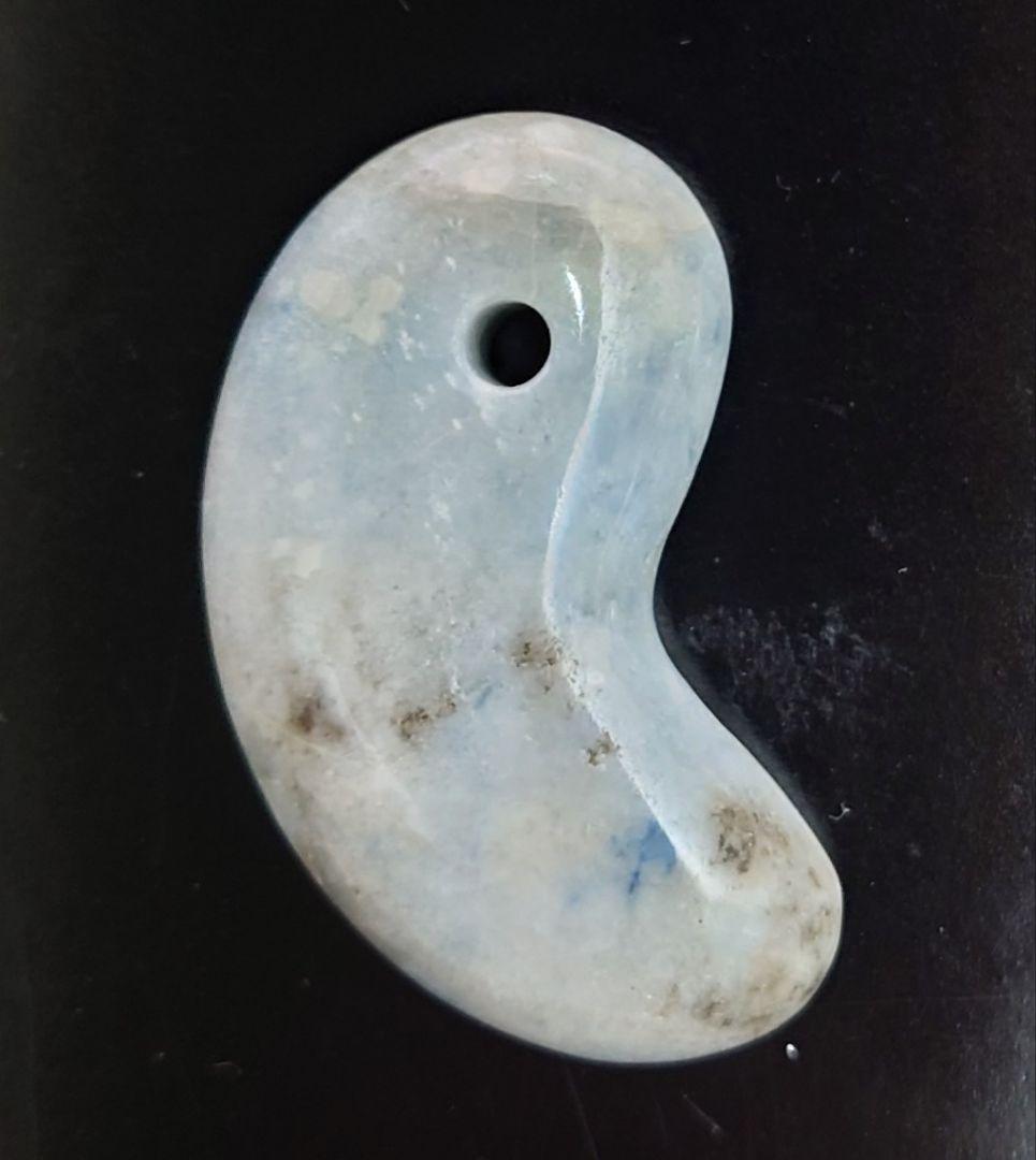 糸魚川翡翠　勾玉　入りコン沢