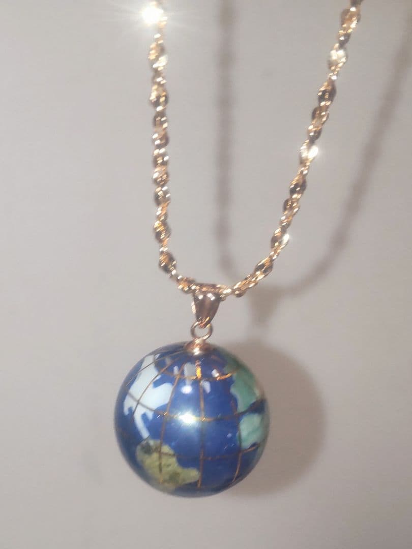 m*a様 大粒天然ラピスラズリ 地球モチーフペンダントバチカンK18刻印