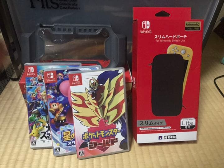カセット3つ。スリムハンドポーチ。スイッチ本体. スイッチのカバー。