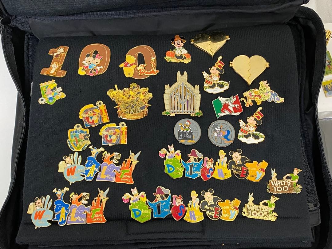 3-2704 ウォルトディズニー生誕100年　ピンバッジ・缶バッジ等グッズまとめ