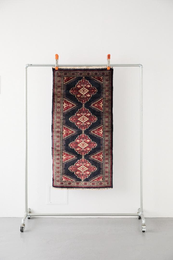 ヴィンテージラグ　トライバルラグ　パキスタン産（125×62cm）紺　赤　黒