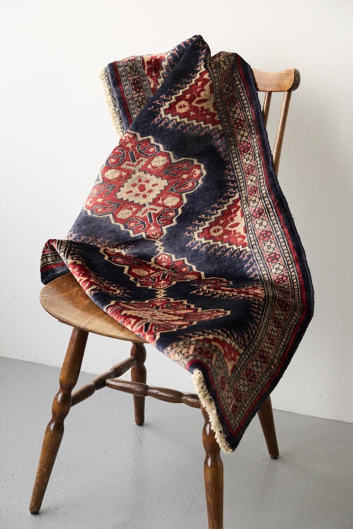 ヴィンテージラグ　トライバルラグ　パキスタン産（125×62cm）紺　赤　黒