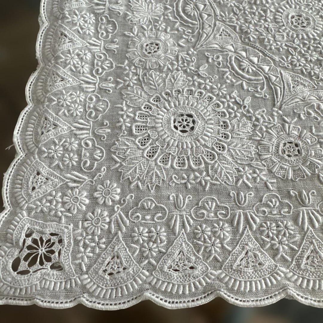 スワトウ　白のハンカチ　刺繍が美しい　中国汕頭　アンティーク