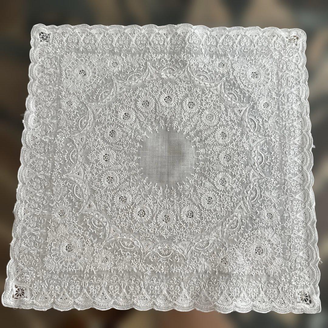 スワトウ　白のハンカチ　刺繍が美しい　中国汕頭　アンティーク