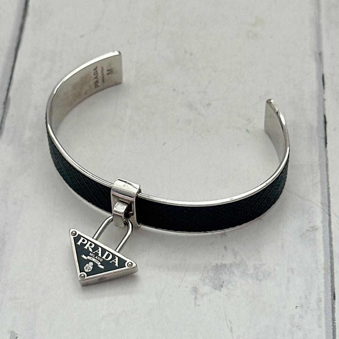 PRADA プラダ ブレスレット バングル 三角ロゴ ブラック M サフィアーノ