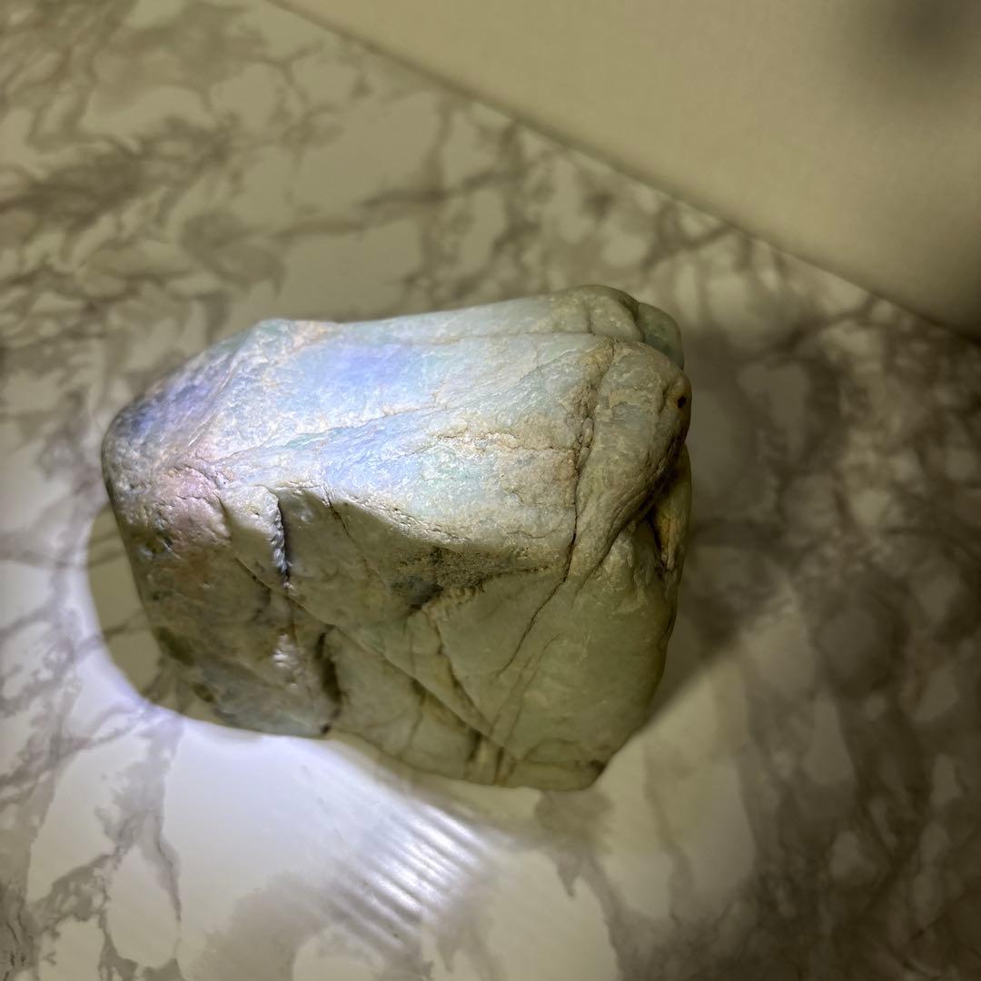 糸魚川翡翠　原石1.9ｋｇ 高さ11㎝　幅14㎝ 鑑賞石 自然石 天然石鉱物水石