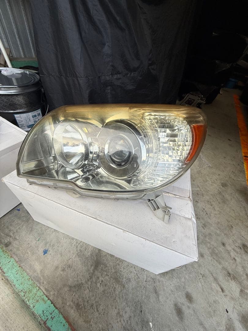 ハイラックスサーフ　純正　ヘッドライト左右　TRN215