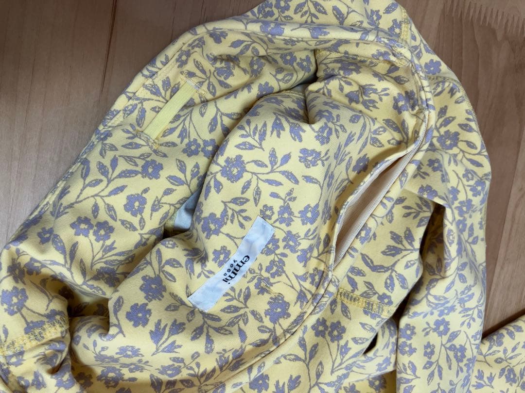 emmi ヨガウェア　上下セット 花柄 ヨガウェア ブラトップとレギンスセット