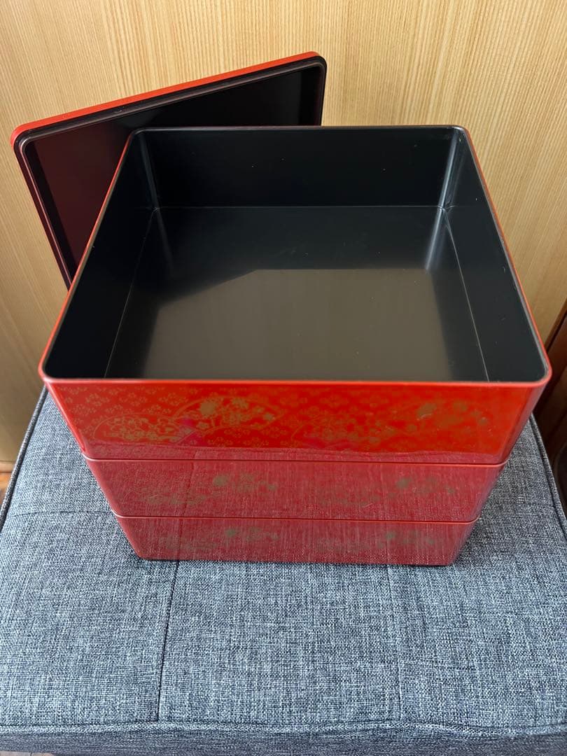 【お値下げ❣️】赤い漆器のお重箱❣️3層 扇子と花の模様　和風　お正月