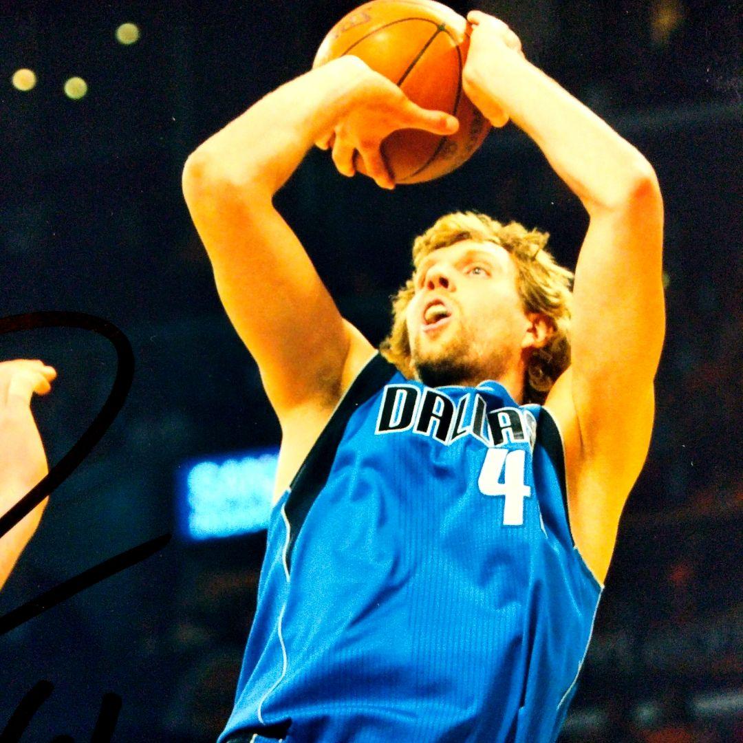 ダーク・ノヴィッキー直筆サイン入り2Lサイズ写真…