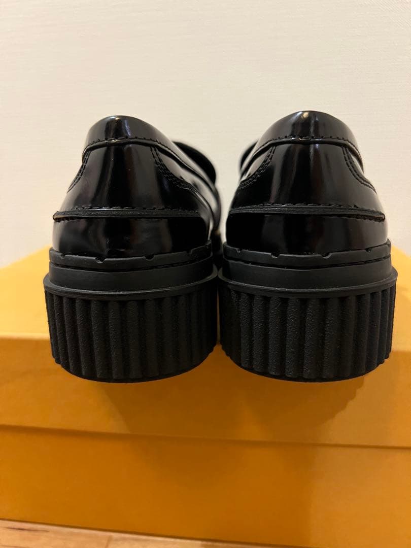 TOD'S ブラックレザー ローファー