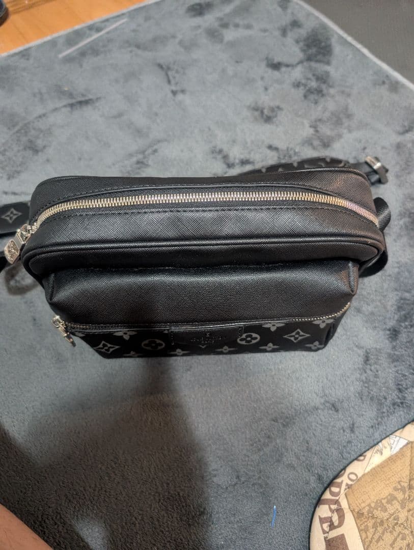 年始セール開始。ブラック　ショルダーバッグ