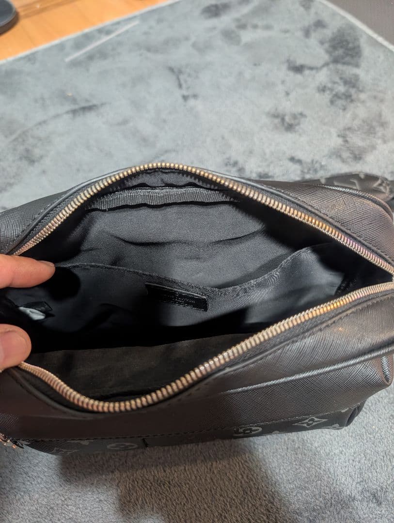 年始セール開始。ブラック　ショルダーバッグ