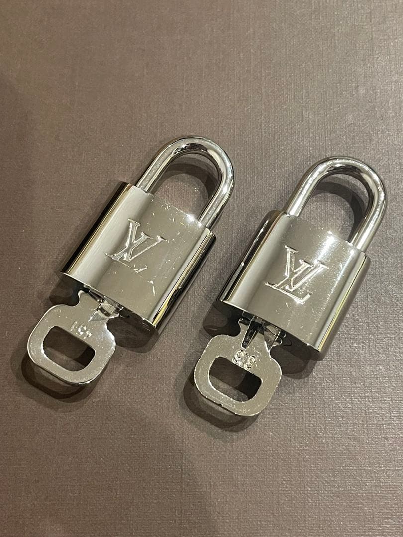 ヴィトン 鍵　カデナ　南京錠　カギ　付属品　純正　中古　シルバー　セット