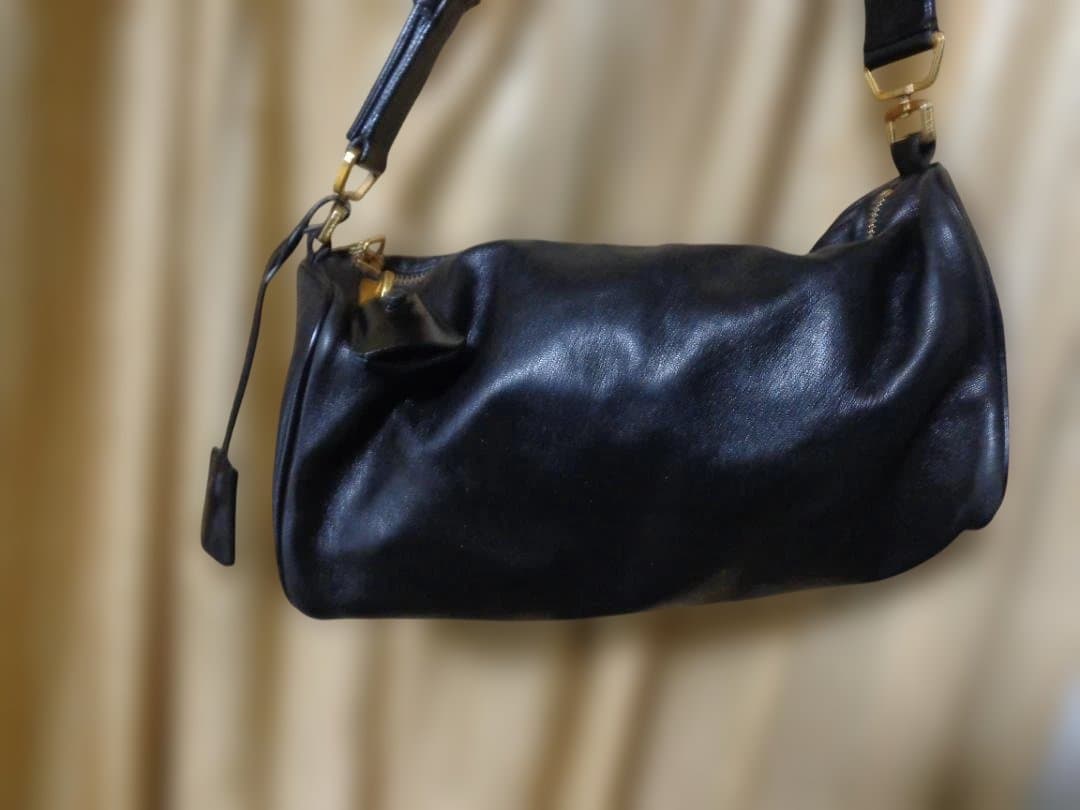 プラダ　黒 レザー ハンドバッグ ゴールド金具