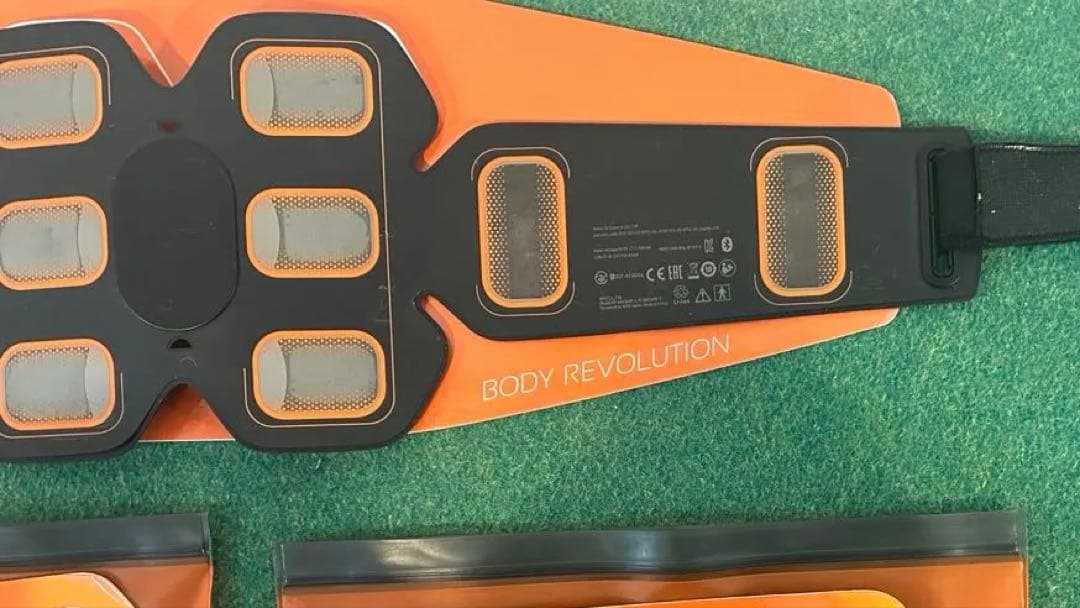 SIXPAD（シックスパッド）充電式 3点セット＋ジェルシート等 おまけ付き