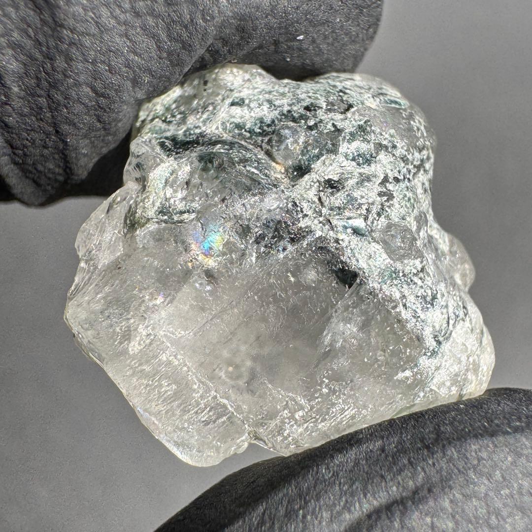 レインボー入り フェナカイト ロシア ウラル マリシェボ産 フェナサイト 鉱物