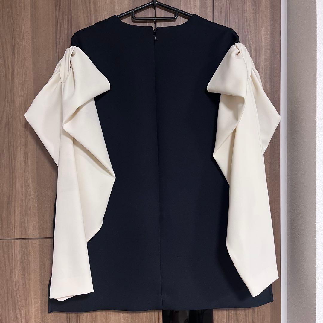 【美品】SEVEN TEN 上品リボンドレープトップスブラック×オフホワイト