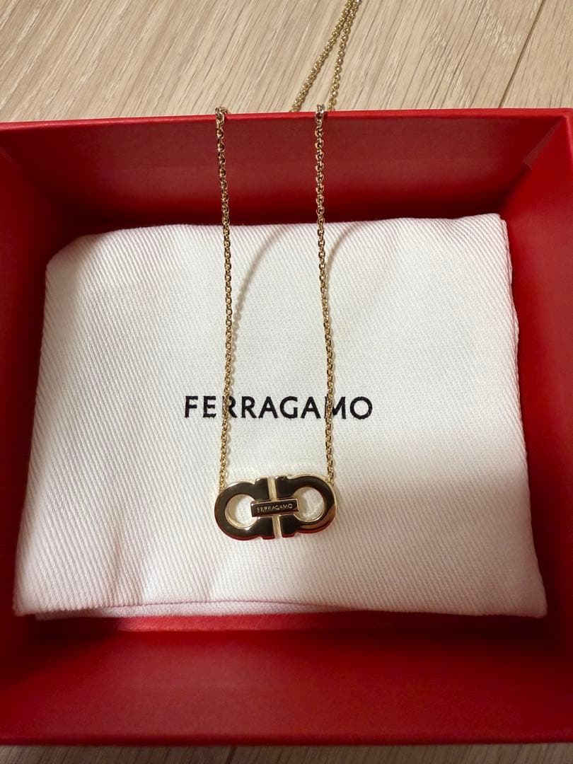 美品　箱／袋付き　FERRAGAMO ゴールドロゴネックレス