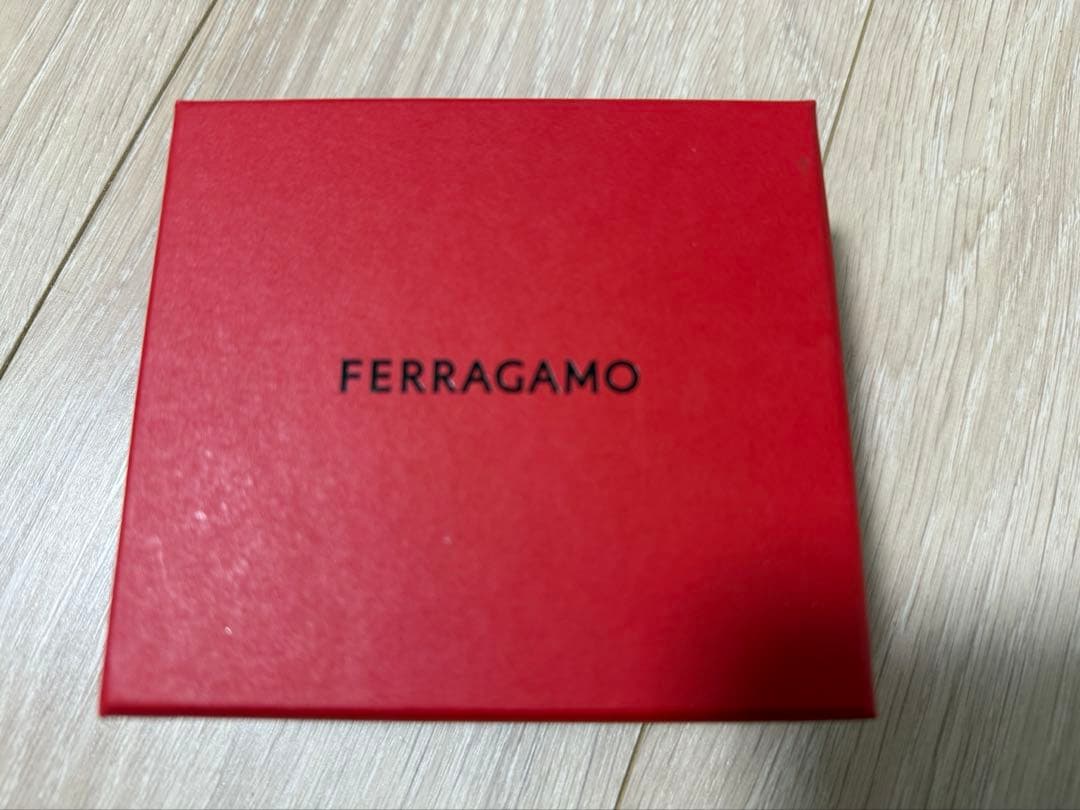 美品　箱／袋付き　FERRAGAMO ゴールドロゴネックレス