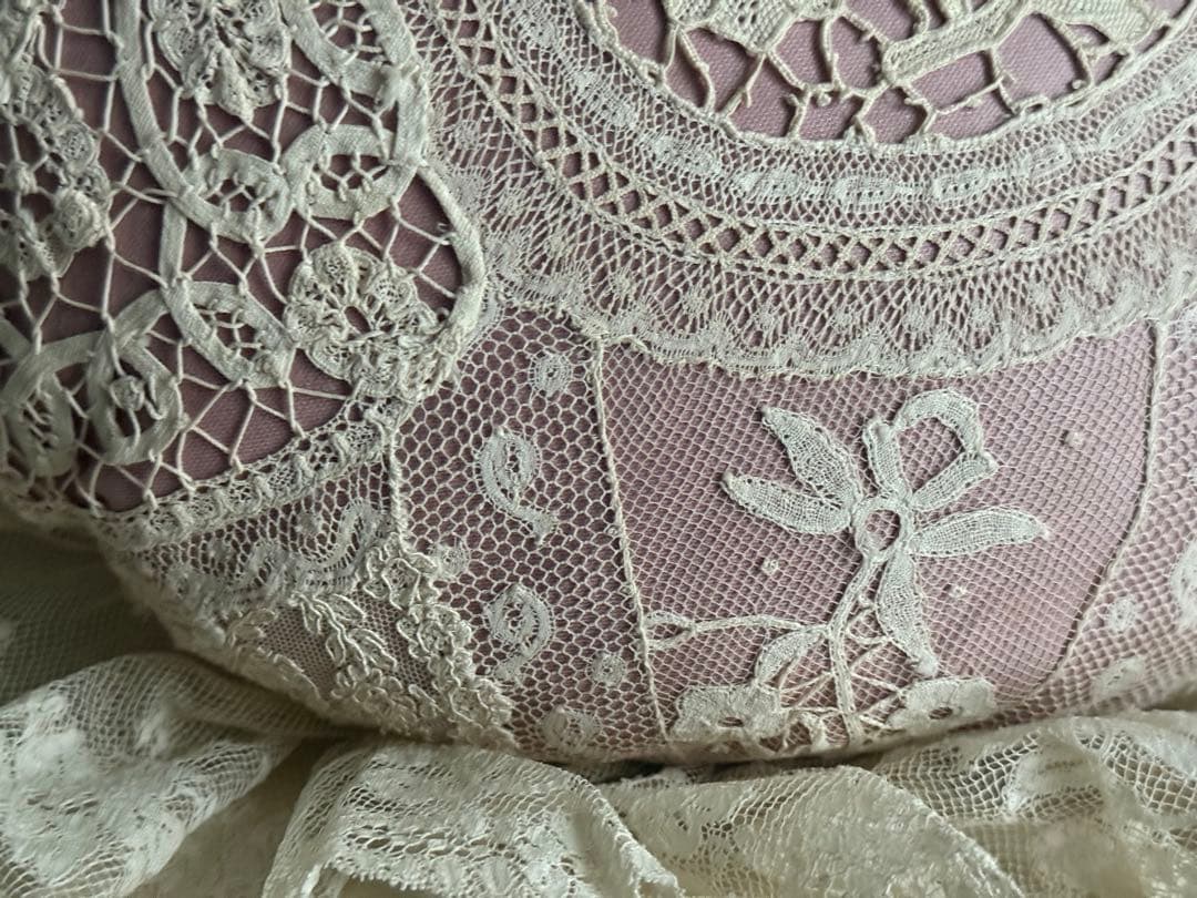 フランスアンティークレースのクッション