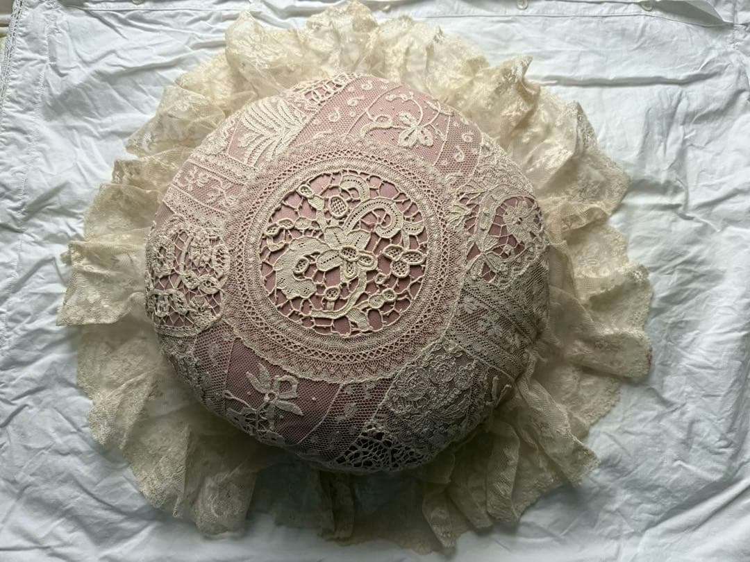 フランスアンティークレースのクッション