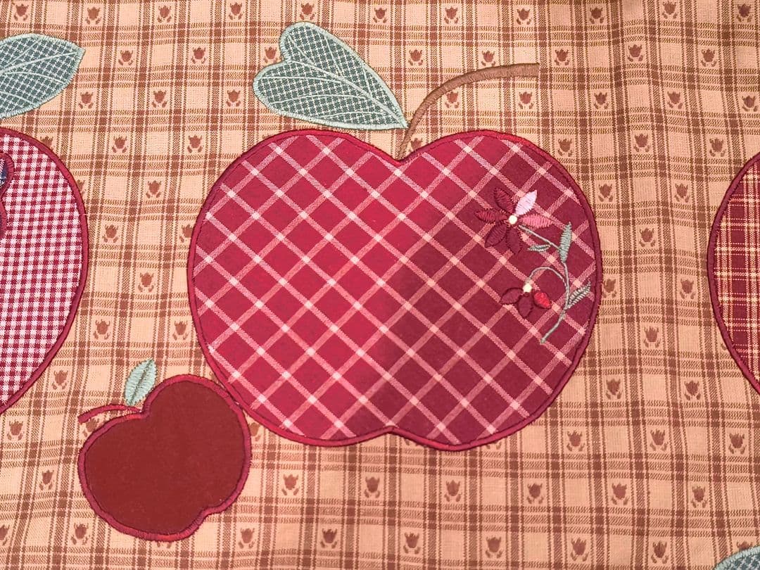 ⭐️アメリカンカントリー雑貨❤️りんごෆいっぱいテーブルセンター(タッセル付き)