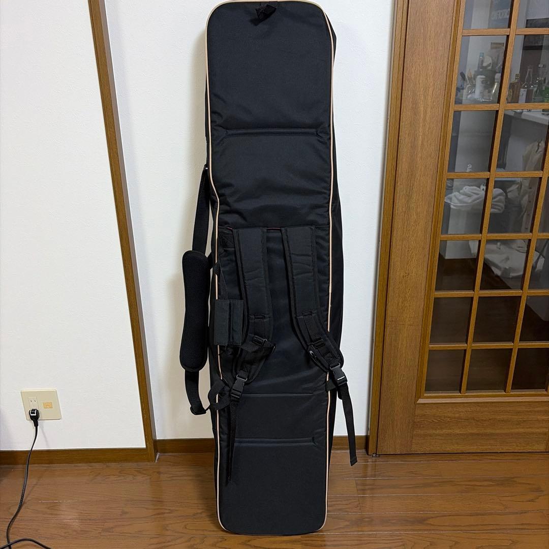 スノーボードバッグ 黒とピンク ロゴ入り