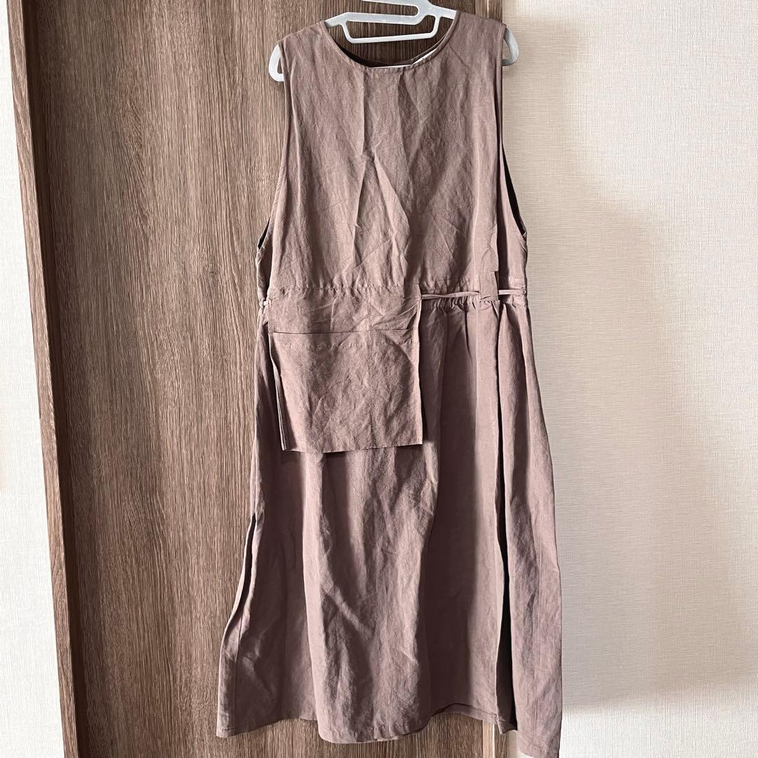 ツムグ tumugu エプロンワンピース　モカ