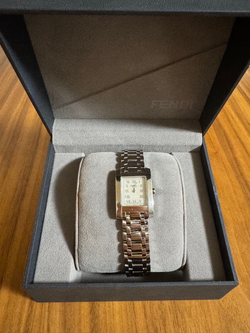 FENDI スクウェアフェイス 7000L 文字盤ホワイト レディース