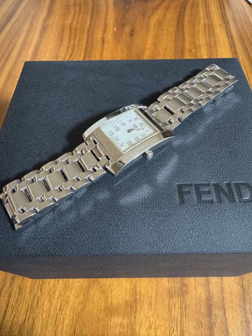 FENDI スクウェアフェイス 7000L 文字盤ホワイト レディース