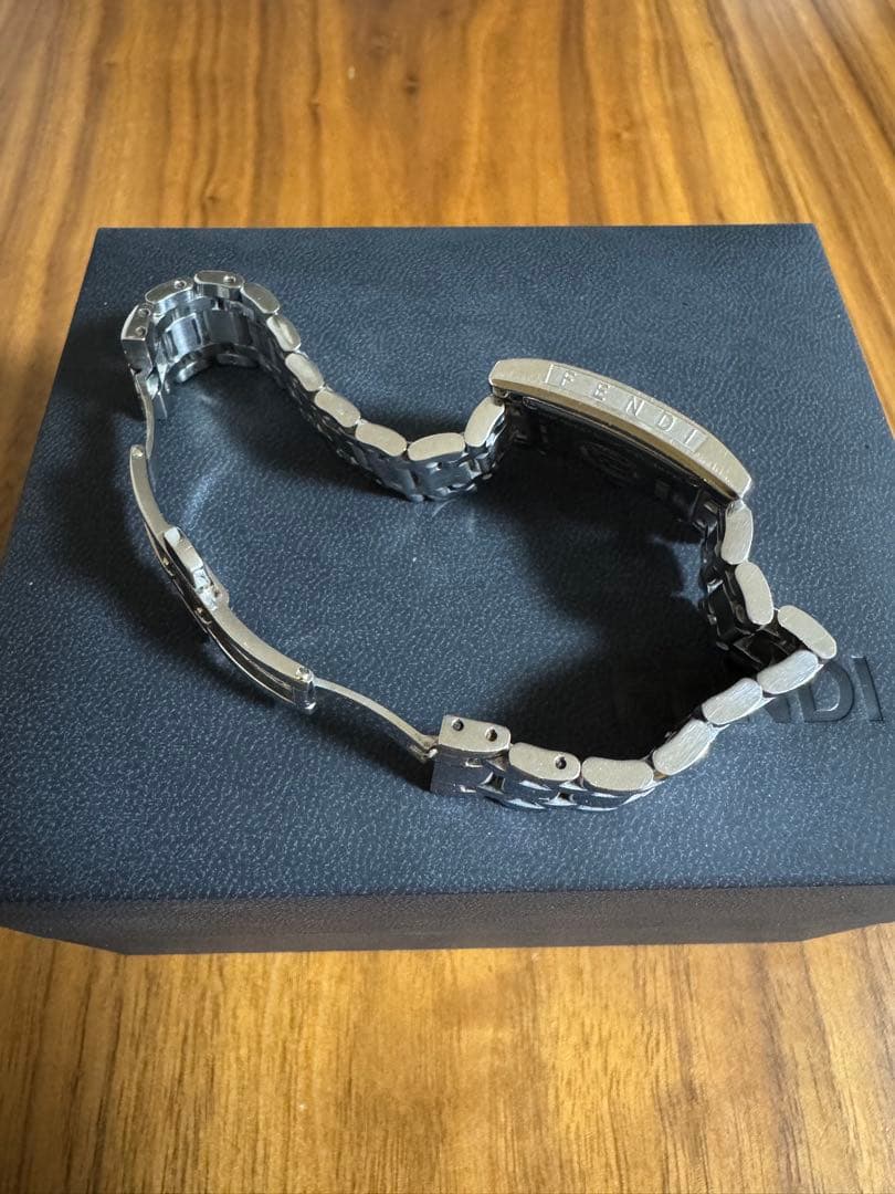 FENDI スクウェアフェイス 7000L 文字盤ホワイト レディース